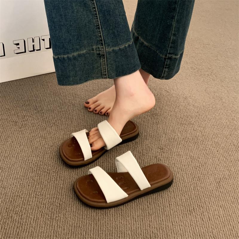 Internet celebrity slippers women's summer wear ins tide 2025 new summer explosion super fire French evening breeze premium sense sandals