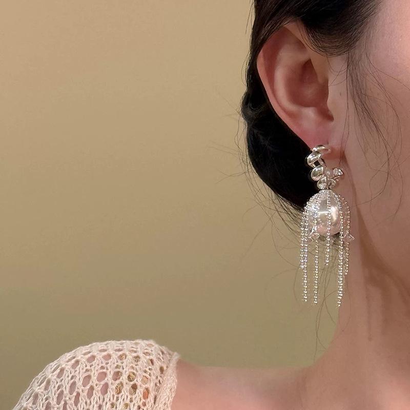 Silver Needle Tassel Pearl Earrings - Elegant Court Style Studs, Exquisite Round Design, Luxurious High-End Jewelry.
