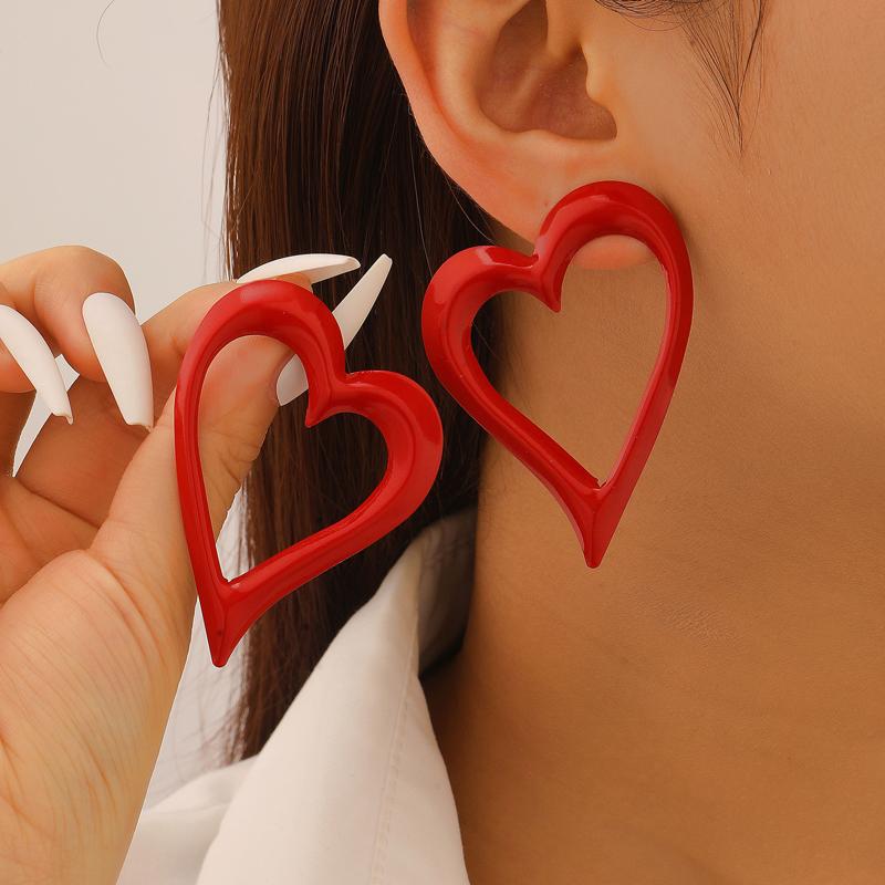 Vintage Leopard Print Heart-Shaped Hollow Stud Earrings for Women Personality Metal Peach Heart Irregular Charm Earrings Zircon красный