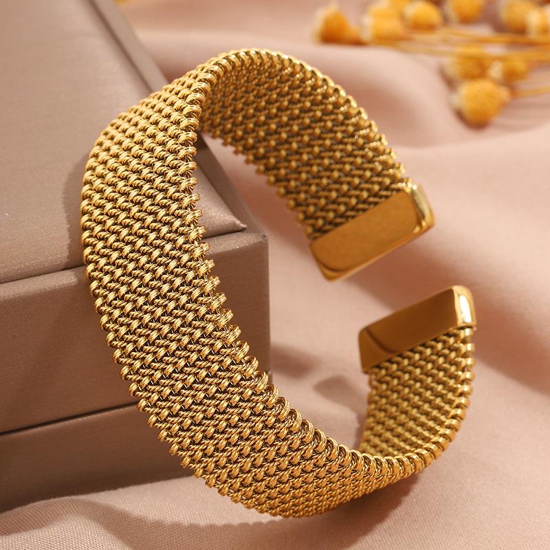 Hot-selling titanium steel bracelet, girls' high-end sense of fashion, popular light luxury in Europe and the United States, Gypsy star love diamond
