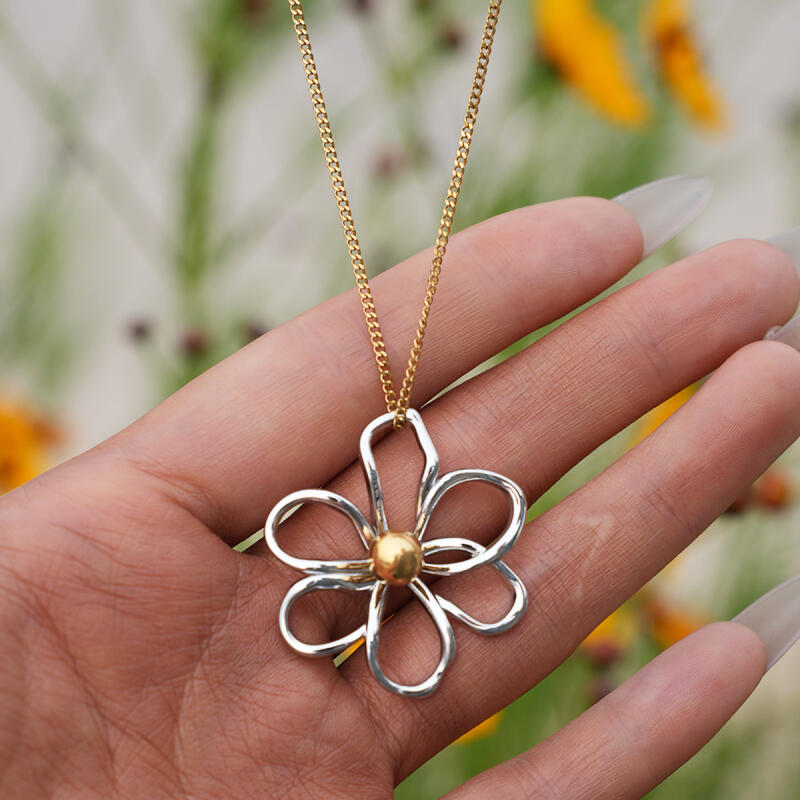 Stainless Steel Hollowed Out Daisy Necklaces for Women Ladies Minimalist Niche Design Pendant Necklaces Vacation Jewelry Gifts