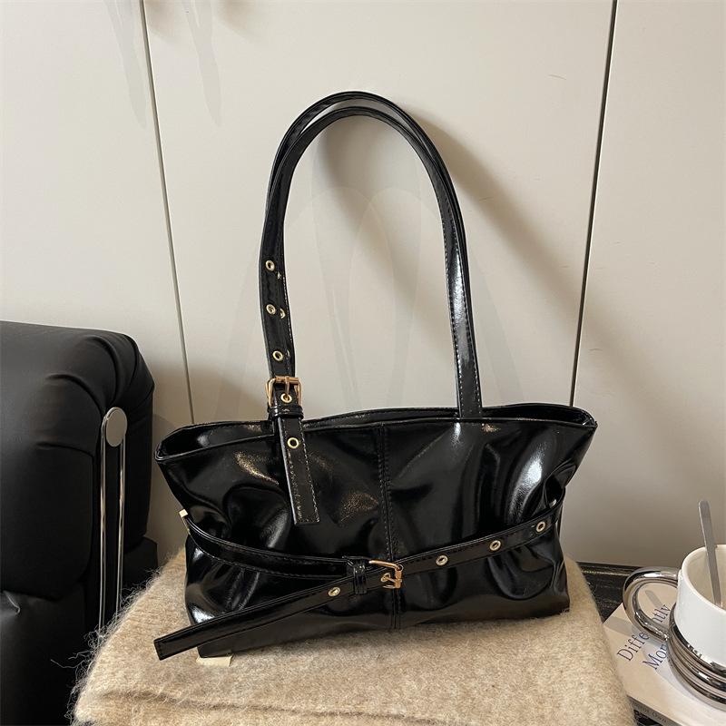 

Niche design bag women s retro shoulder bag to work commuting big bag underarm bag black locomotive bag чёрный