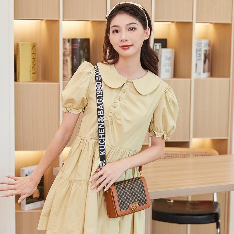 A new fashionable polka dot one-shoulder crossbody small square bag for women's bags.