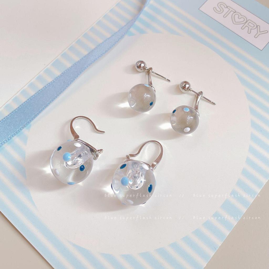 Cercei eleganți cu bilă albastră cu buline cu ac argintiu - Design proaspăt și simplu din rășină pentru femei