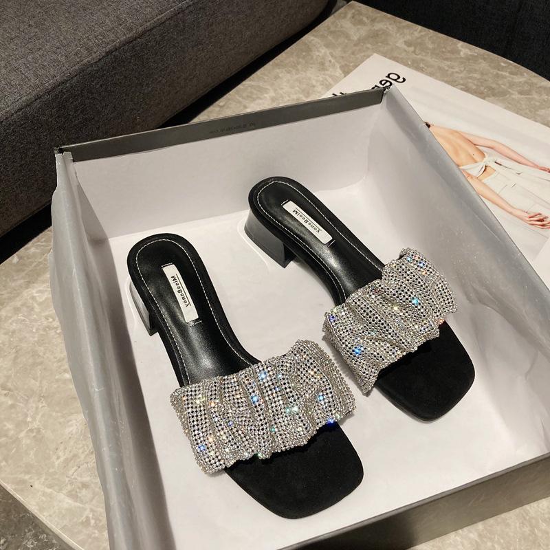 

Летние тапочки женская модная верхняя одежда fairy wind 2025 новые босоножки со стразами на низком каблуке с открытым носком толстый каблук одно слово 34