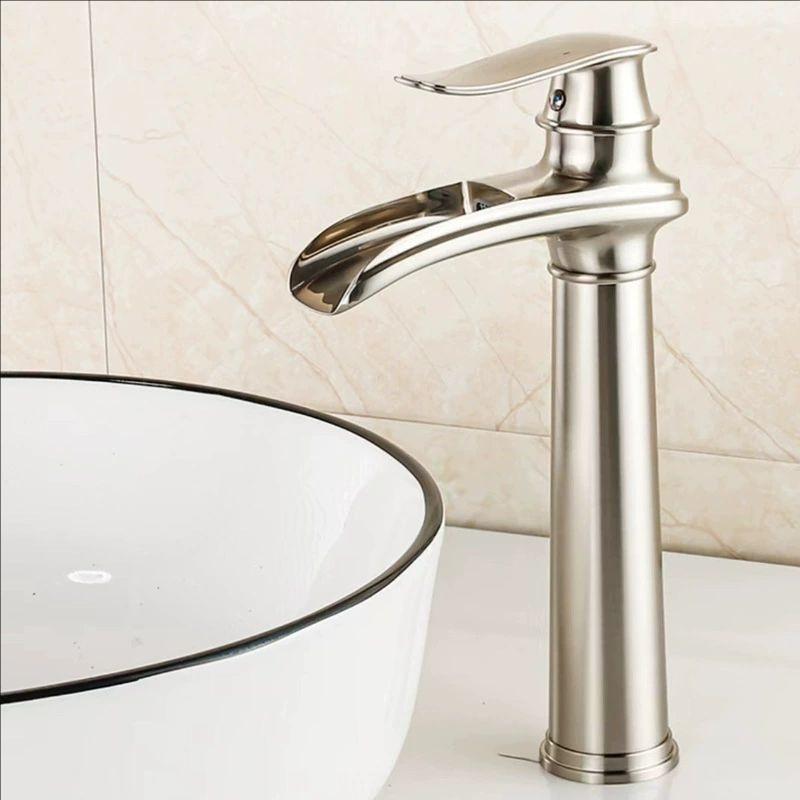 Chromowana bateria umywalkowa Mosiądz Czarny Retro wodospadowa bateria umywalkowa Europejski styl Mieszacze ciepłej i zimnej wody bateria