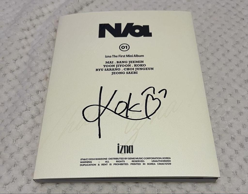 [USED] Izna N/a Signed Album Coco