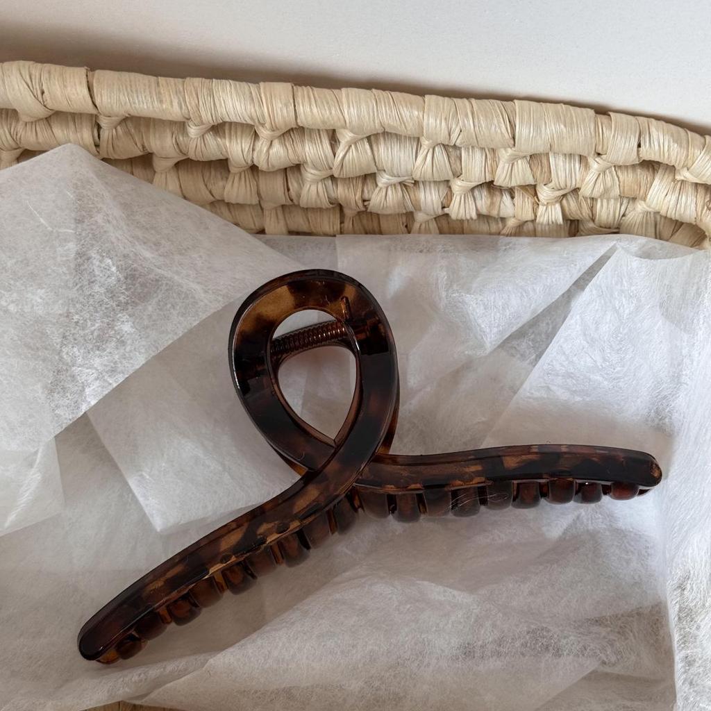 Retro Tortoiseshell Claw Clip: Elegant & Versatile Updo Hair Accessory for Women