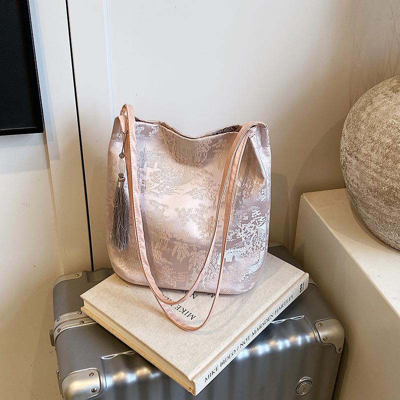 

New casual large-capacity simple and personalized new summer popular shoulder bag versatile bucket bag Including pendant розовый