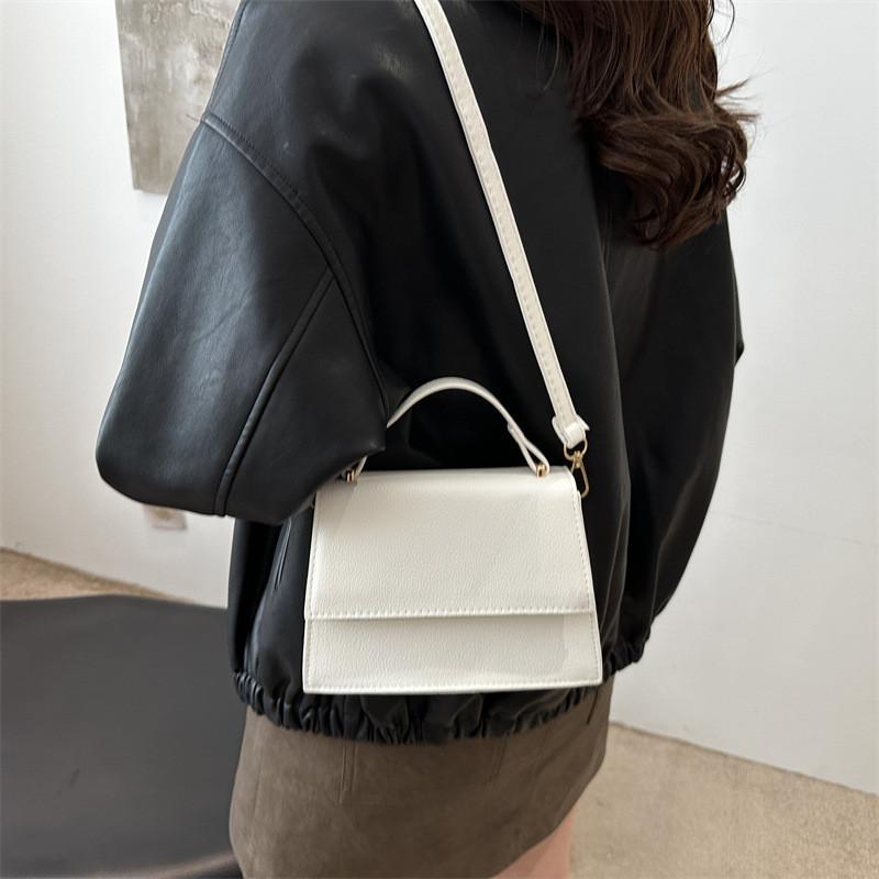 Elegant Contemporary Small Shoulder Handbag In Modern Street Style Designs