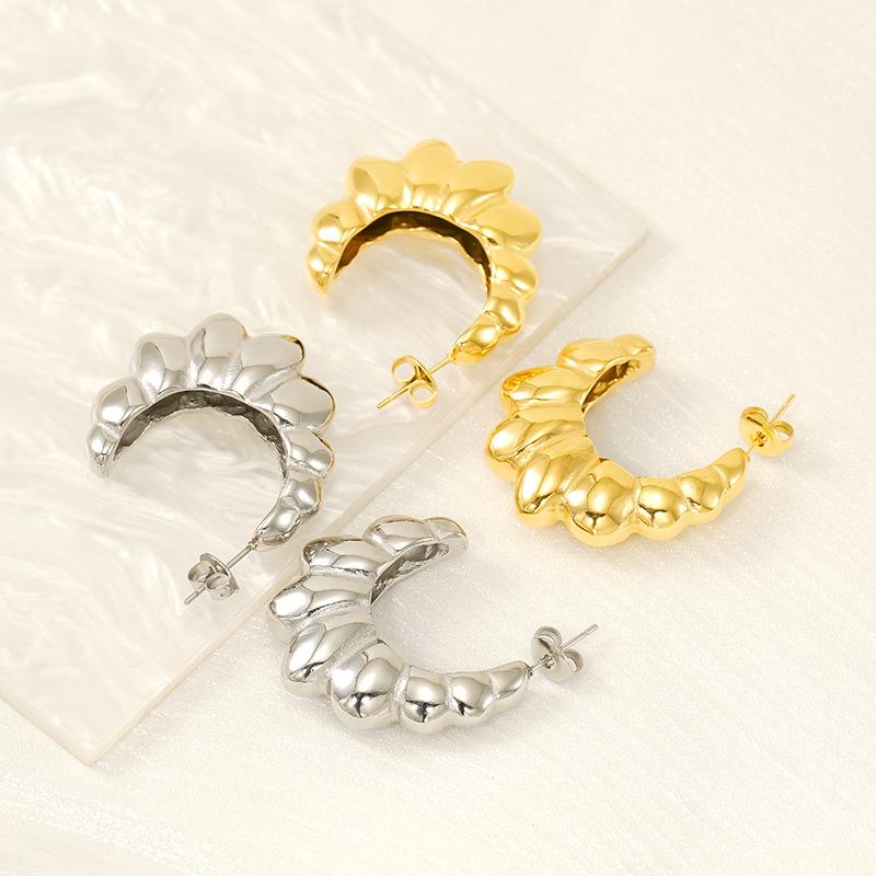 Übertriebene C-förmige Croissant Edelstahl Ohrstecker - Nische High-End Damen Ohrschmuck.