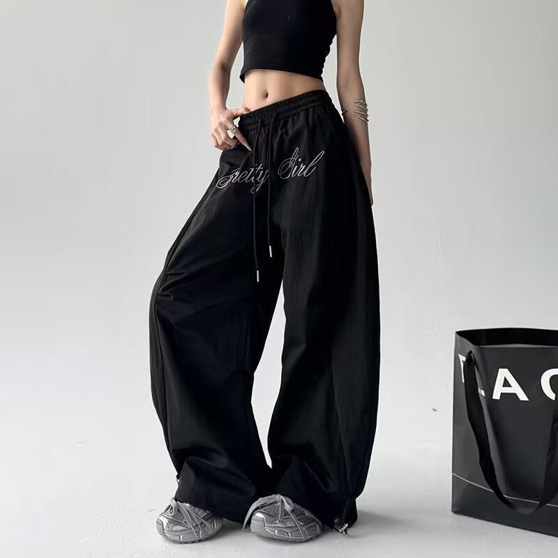 

Летние брюки карго с плиссировкой и вышивкой букв для мужчин, уличная одежда, американские брюки-парашюты, широкие штанины, изогнутый силуэт 2XL чёрный