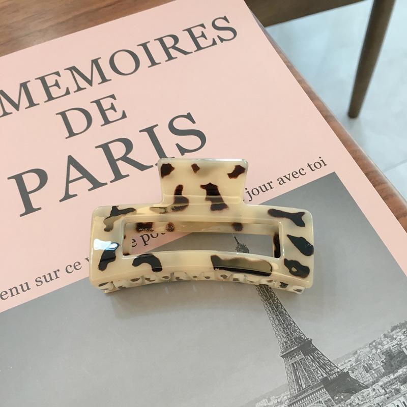 Beautifully Plastic Crafted Hair Claw Clips With Elegant Shapes And Vibrant Colors For Every Hairstyle Needs