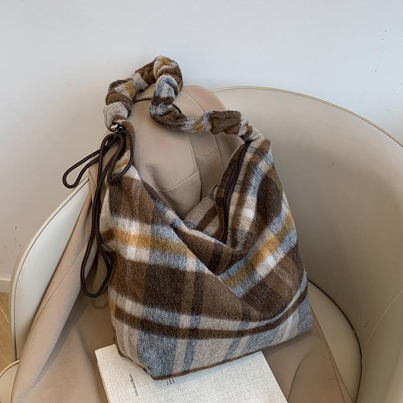 Woolen bag women's large-capacity new autumn and winter leopard print shoulder messenger bag casual commuter tote bag