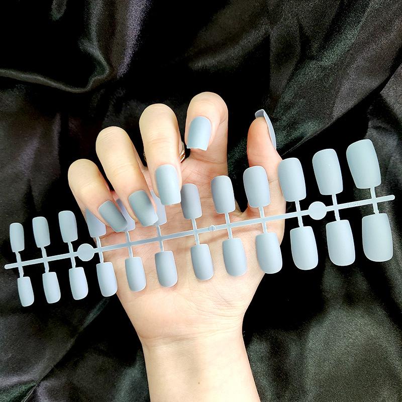 24 pezzi / set fai da te unghie rapide testa piatta lunga satinata opaca unghie finte strisce multicolori manicure con usura finita