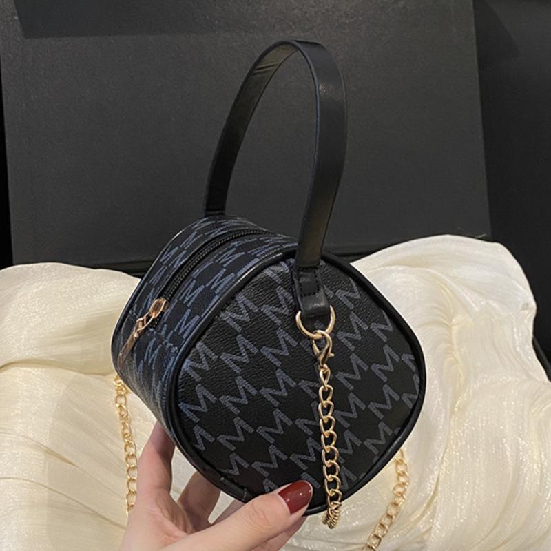 

Wholesale new trendy simple shoulder small hanging women s bag foreign casual messenger bag fashionable retro commuter small square bag чёрный