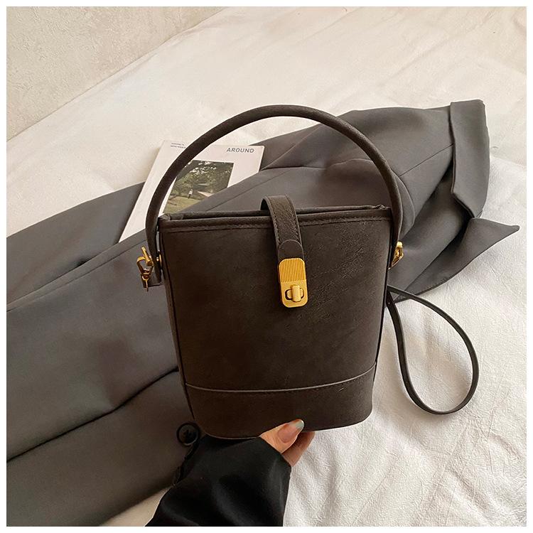 Fashion Small Bag Women's Winter Tide Fashion Hand Carrying Bucket Bag Popular Retro Commuter Messenger Bag
