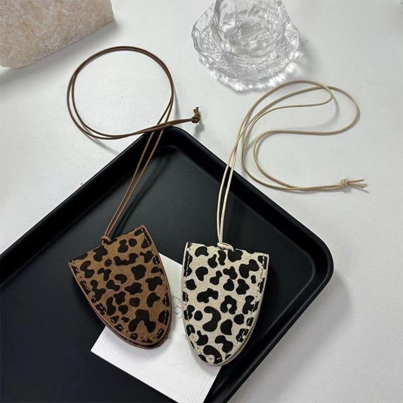 Elegant Leopard Pattern Neckpiece Featuring Magnetic Closure Stylish And Versatile Jewelry for Fashion Enthusiasts