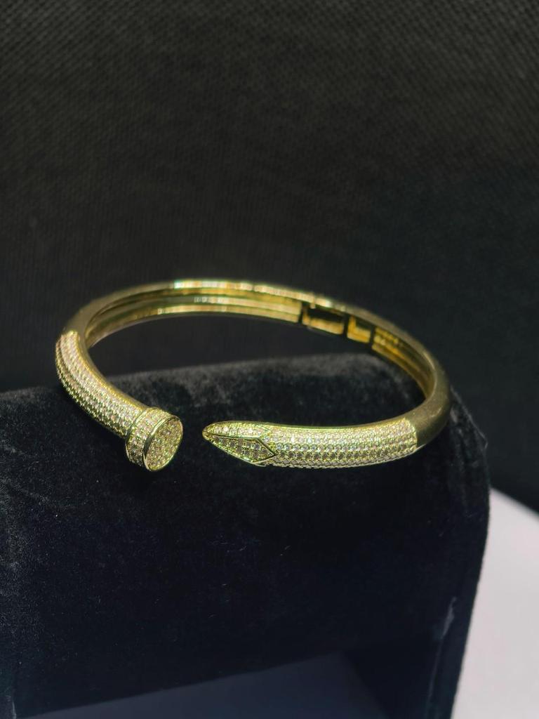 Verstellbares Gold-Kupfer-Nagelarmband mit Zirkonieten