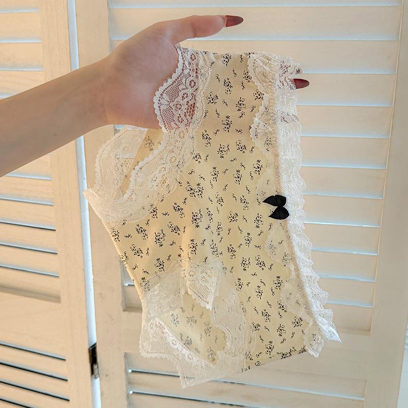 Female Spring and Autumn Small Broken Lace Edge Comfortable Breathable No Trace Extended Crotch Waist Triangle Briefs