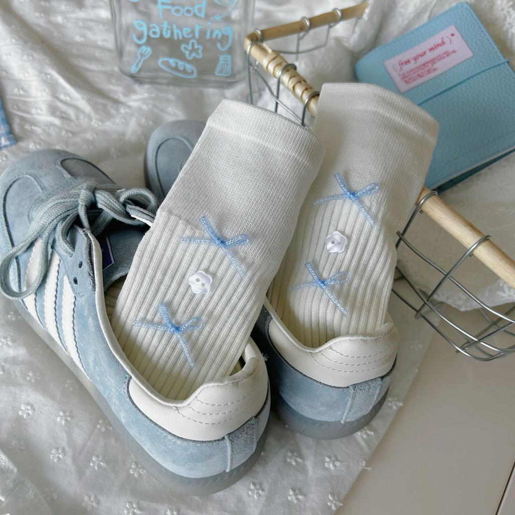 Thin Ballet Style Socks With Solid Color Buttons And Bows Tied With Gray Mid-Tube Piles Of Socks