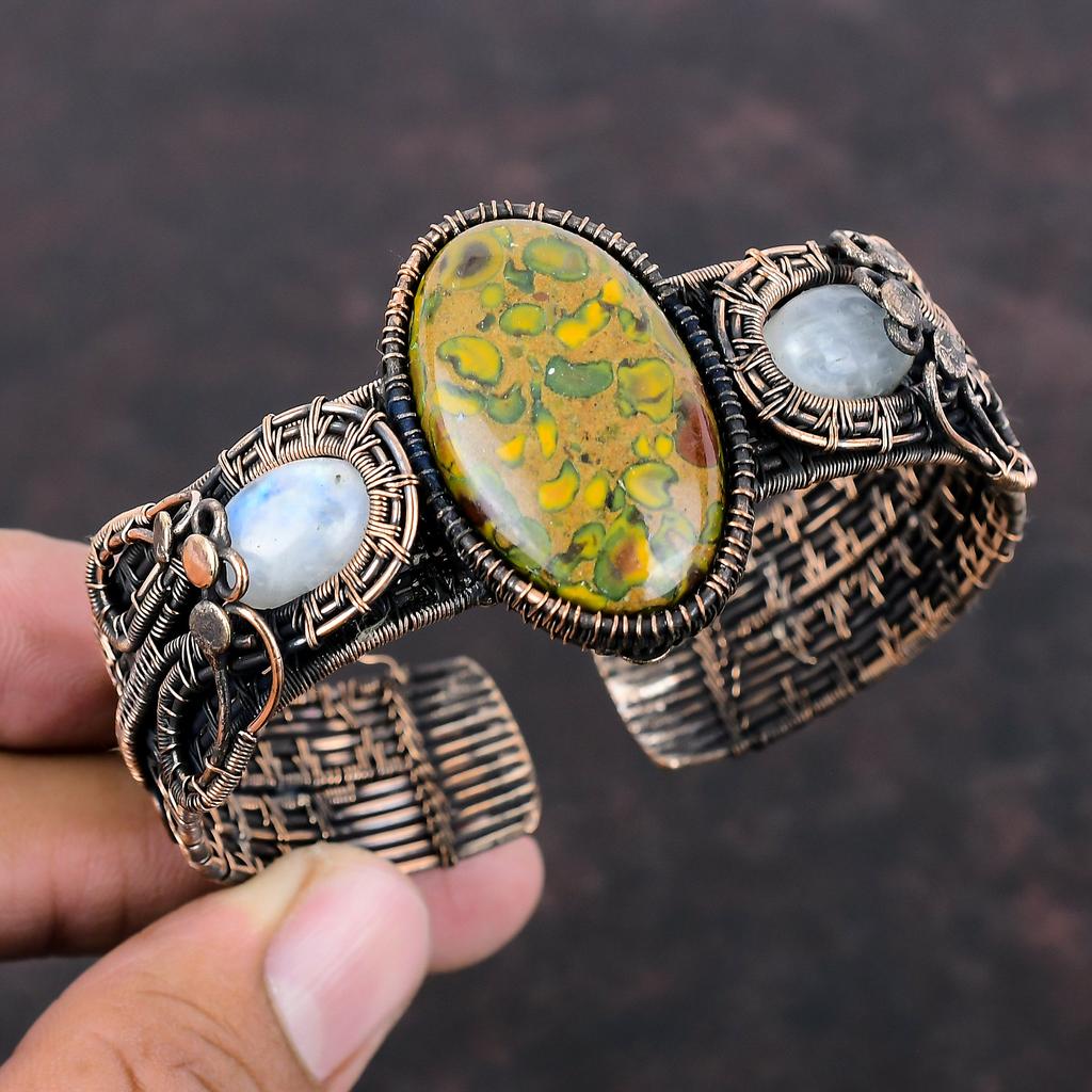 Fruchtjaspis Armreif Kupferdraht umwickelter Armreif Verstellbarer Armreif Handgemachter Edelsteinarmreif Kupferschmuck zum Geschenk Mondstein Armreifen