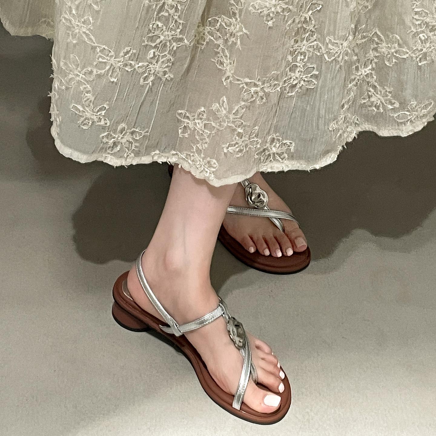 

Черные женские римские сандалии на танкетке с толстой подошвой, не скользящие, высокого класса, новинка лета 2025 года, французские крутые шлепанцы 39 серебряный