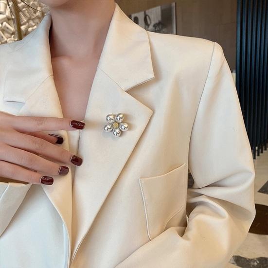 Elegant blomstersløyfebrosje Lett jakkeslagsnål