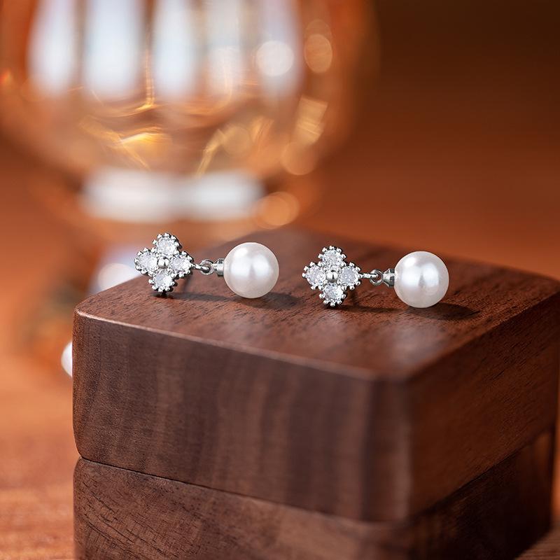 

Серьги-гвоздики с имитацией жемчуга в виде четырехлистного клевера с бриллиантами, женские, корейская версия, легкие, роскошные серьги