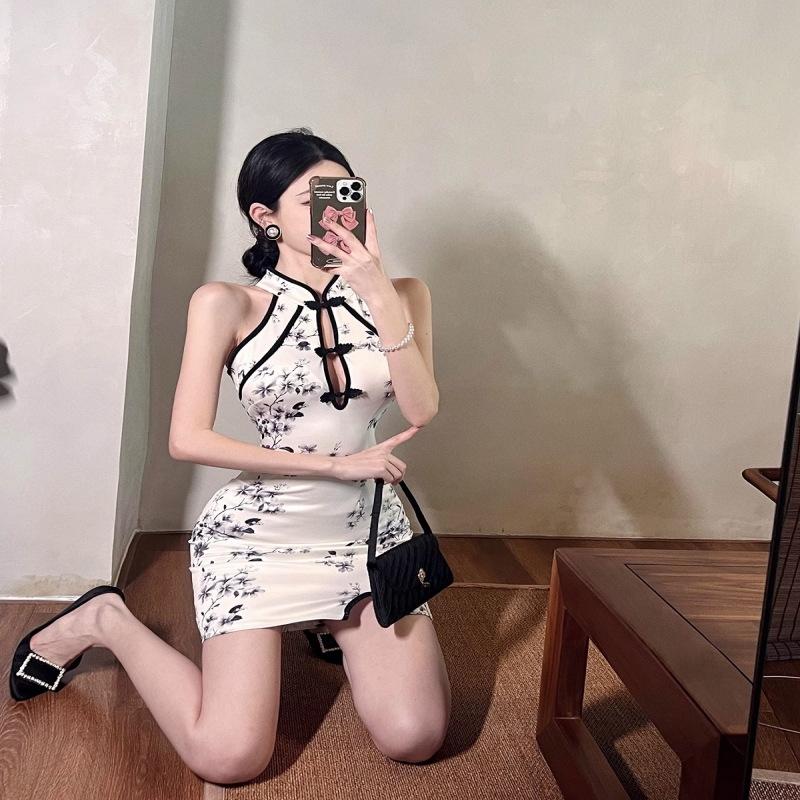 Vestido Cheongsam de Verão Estilo Puro Desejo com Detalhes Vazados e Gola Bardot com Fecho de Botão Florido, Minissaia Feminina com Cintura Marcada e Fenda no Quadril