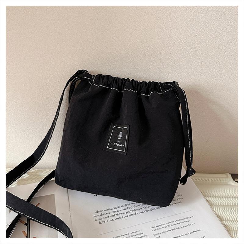 

Niche fashion drawstring messenger bag small bag new versatile sports and leisure bucket bag washed cloth shoulder bag чорний