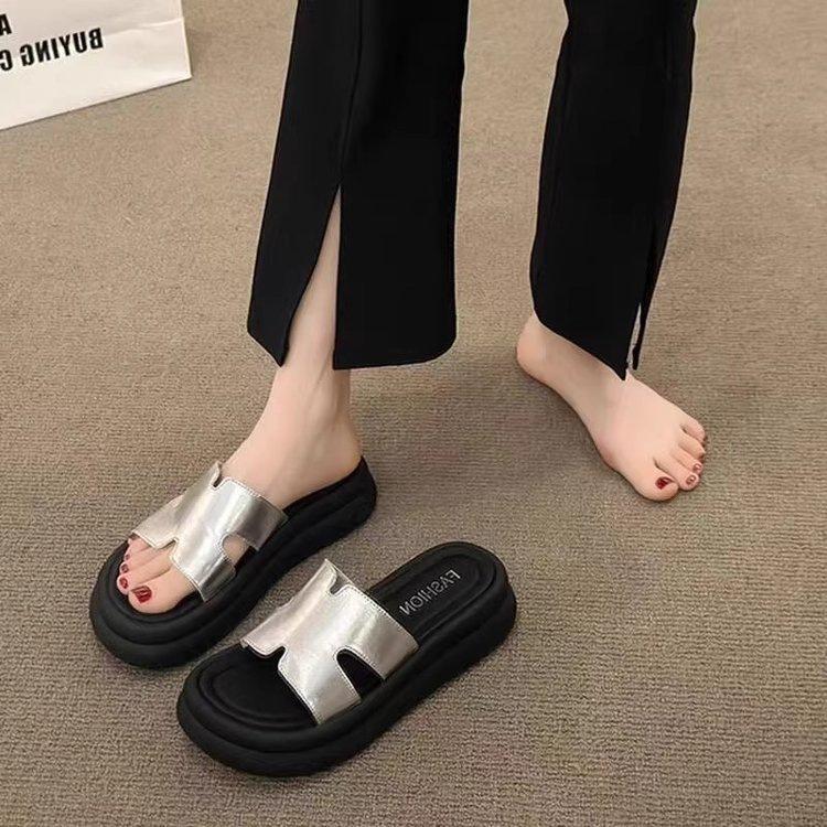 Thick-soled one-word slippers for women's summer wear 2025 new models with skirts French casual high-end seaside beach sandals