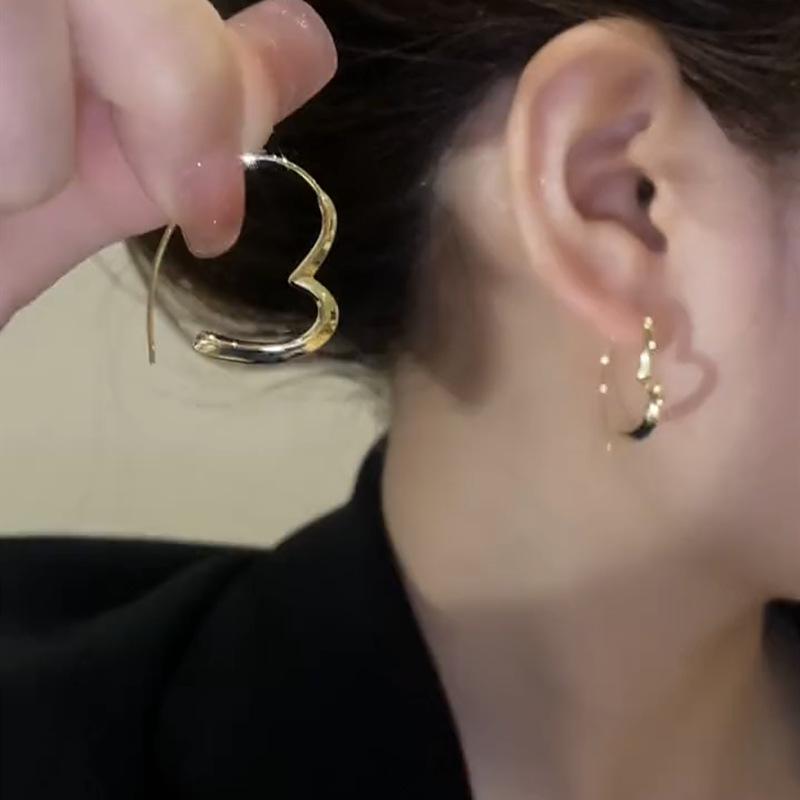 Simple and cold wind ring love earrings, irregular design peach heart stud earrings