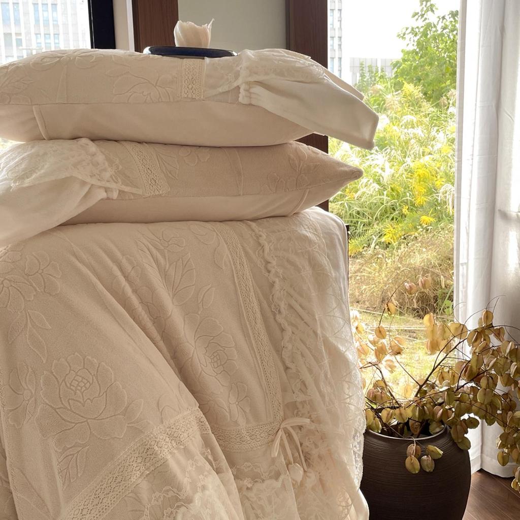 Contemporary Minimalist Carved Milk Velvet Warm Lace Bedding Set