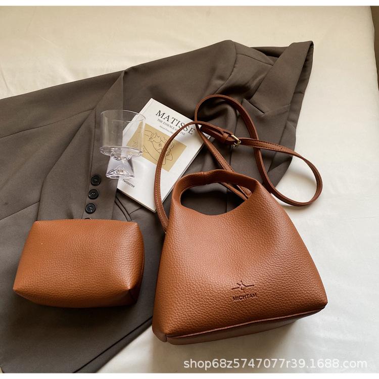 Large Capacity Simple Bucket Bag Women's Bag 2025 New Trendy Fashion Shoulder Messenger Bag Soft Leather Retro Armpit Bag