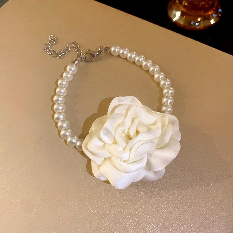 Pearl Flower Geometric Necklace - French Retro Clavicle Chain with Versatile Design