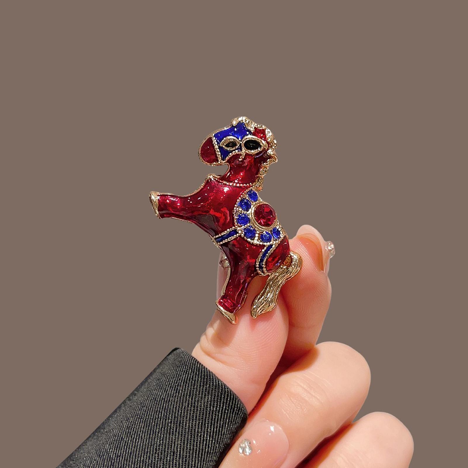Luxury Metal Horse Brooch Pin for Women Elegant Design New Year Zodiac Accessory красный