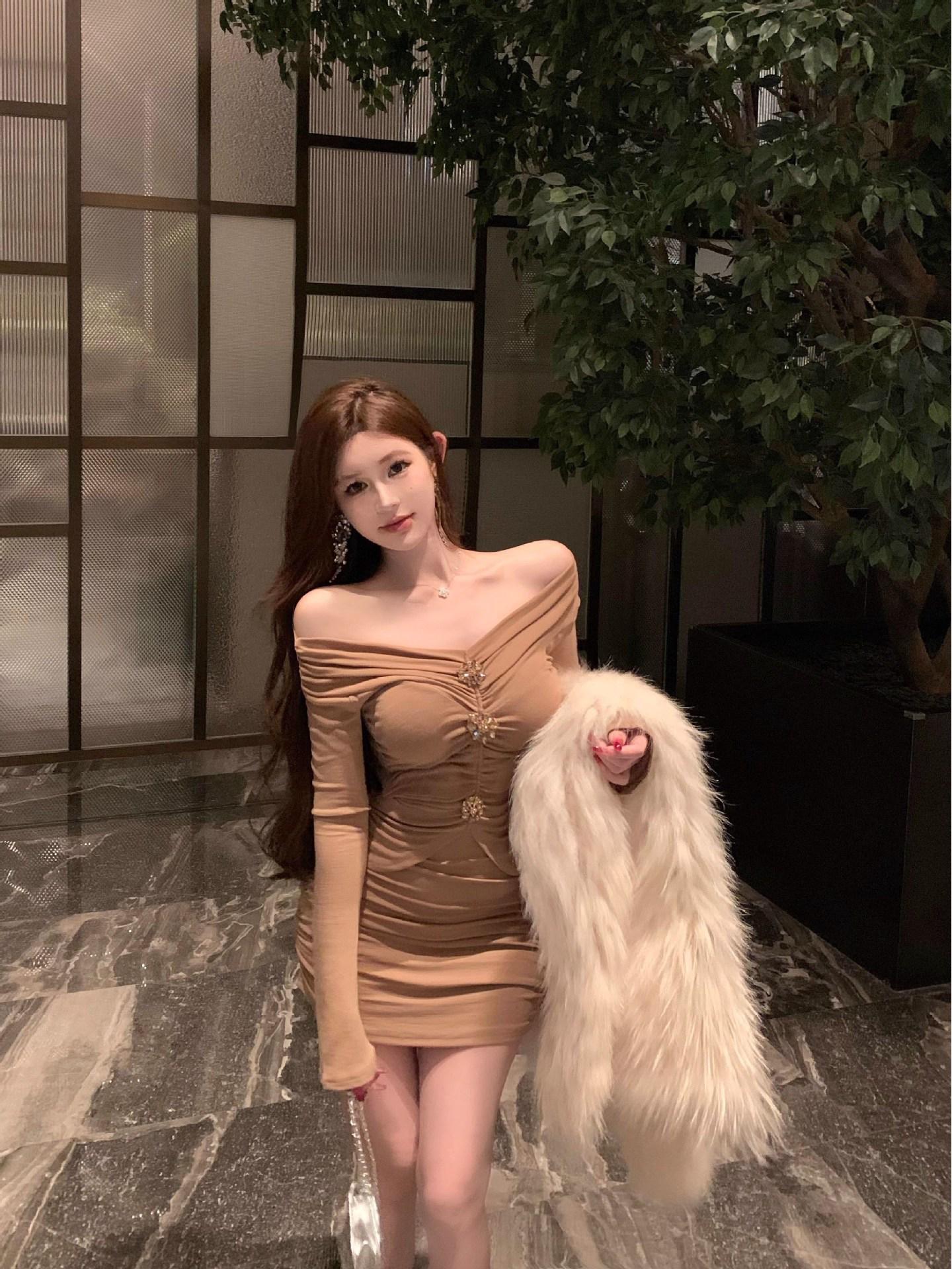 Elegant One-Shoulder Rhinestone-Embellished Slimming Dress with Pleated Skirt and Long Sleeves for Women - Autumn Winter Fashion S чёрный