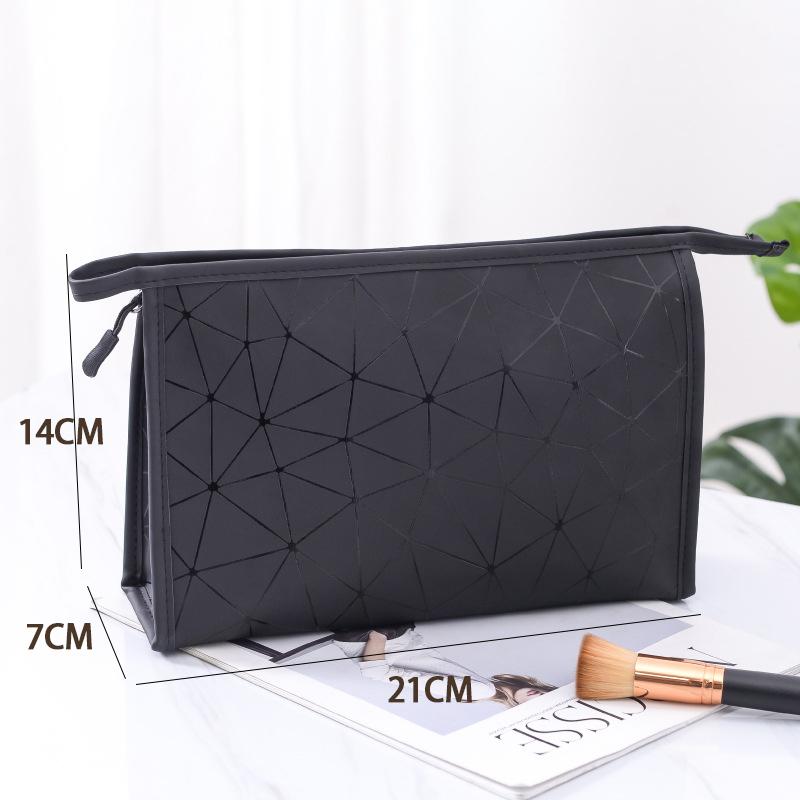 Neceser de viaje sencillo y portátil con estampado geométrico.