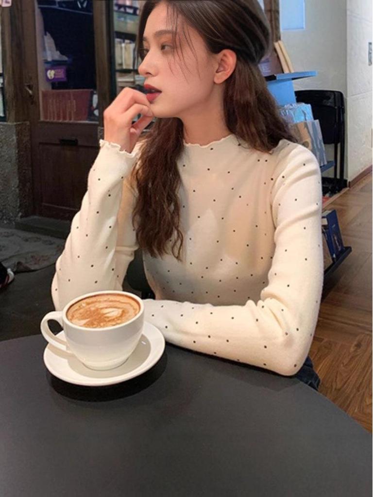 Dámské tričko s dlouhým rukávem, slim fit, s vysokým límečkem a volánky s puntíky