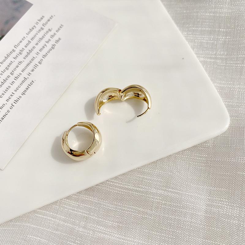 Ретро Минималистичные Глянцевые Серьги Женские Прилив Ниша Холодный Ветер Атмосферный Дизайн Мода Индивидуальность Элегантные Классические Повседневные Аксессуары