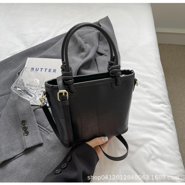 

Модная геометрическая портативная сумка-ведро Корейская версия нишевая сумка-мессенджер для поездок на работу 2025 новая сумка через плечо, ставшая хитом у интернет-знаменитостей чёрный