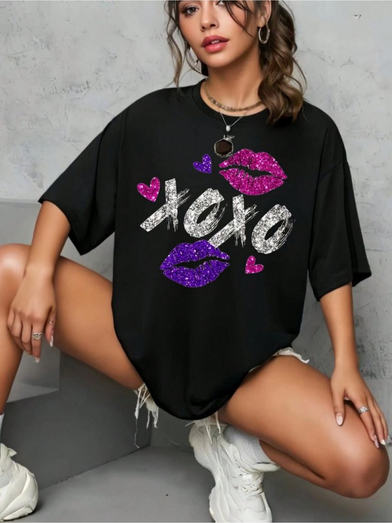 

Wo S Glittery Lip Print T-Shirt | Yo Design with Pink and Purple Lips, Casual Crew Neck, Short Sleeve, Comfortable Fit, All-Season Casual Wear Tee 5XL різнокольоровий