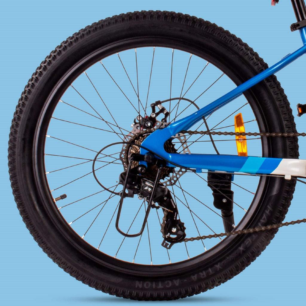 Rower Młodzieżowy Górski Mtb 24 Cale Dla Chłopca Dziewczynki Na Komunię Shimano 7 Biegów Z Amortyzatorem Szerokie Opony Calix Biały Niebieski