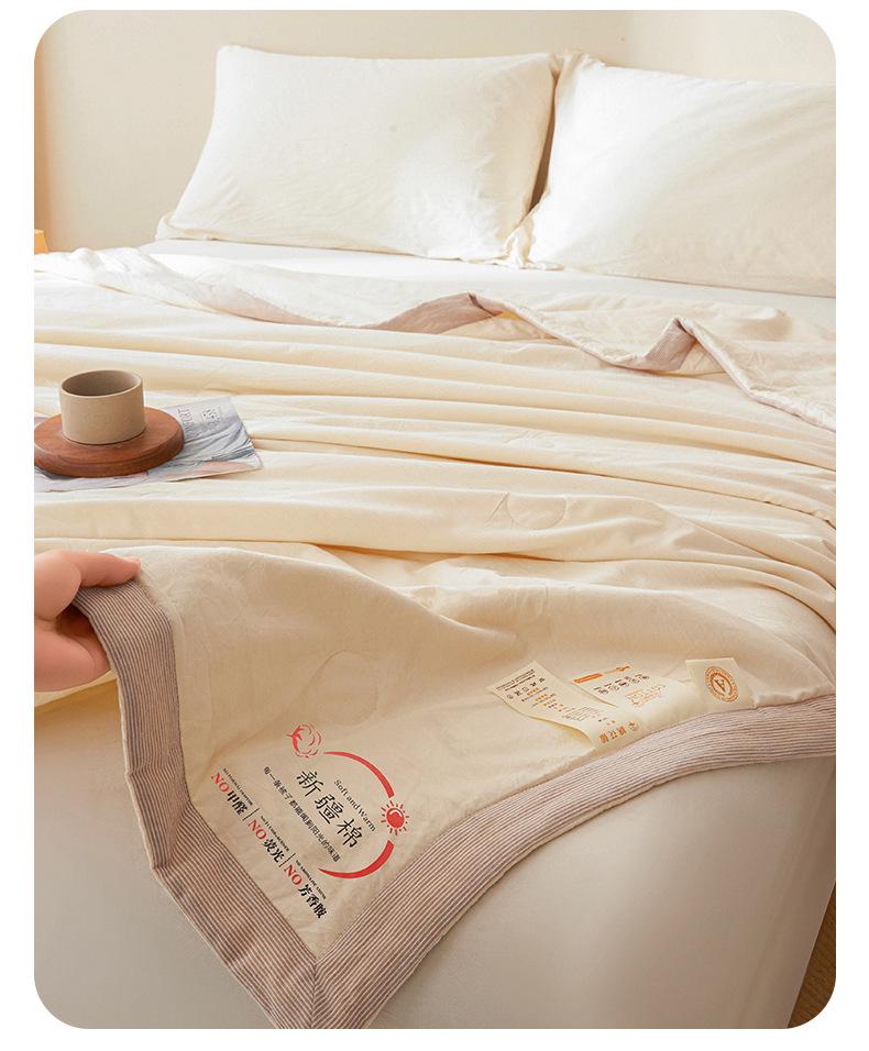 Machine-Washable Xinjiang Cotton Quilt for Summer, Spring, and Autumn