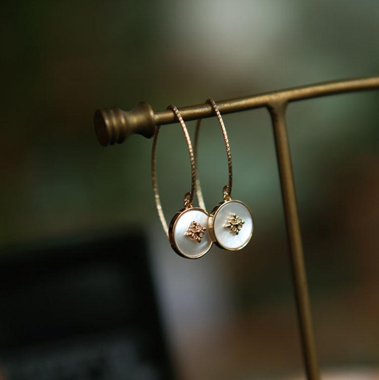 

Серьги-рондели из гравированного перламутра с крючками из стерлингового серебра S925 с золотым покрытием - Модный и креативный дизайн для женщин. 925 Silver