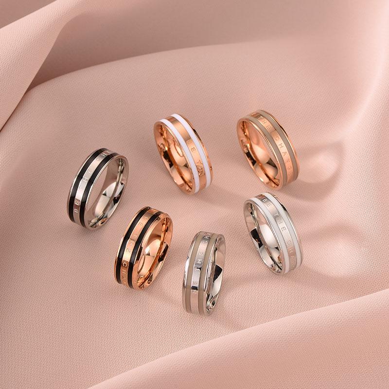 Pierścionek damski z szeroką opaską, czarny, epoksydowo-tytanowy, z cyframi rzymskimi