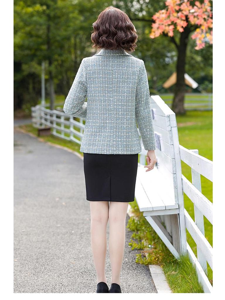 Modna krótka kurtka mamy na 2024 rok: Styl Wiosenno-Jesienny dla Kobiet w Średnim Wieku i Starszych