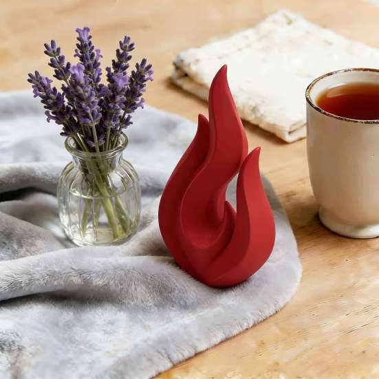 Künstlerisches Geschenk für Freunde 3D-gedruckte Flammen-Skulptur, matte rote hohle Statue, Figur aus PLA-Material, minimalistische Kunst, Desktop-Dekoration, Büro-, Heimdekoration