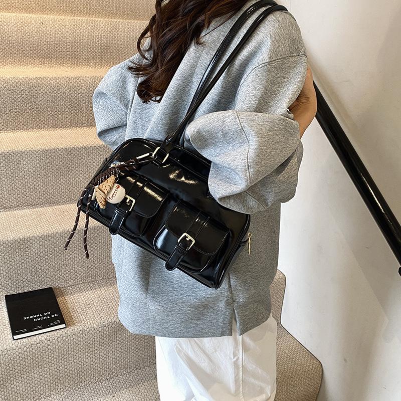 2025 autumn and winter new dark underarm bag women's versatile shoulder bag trendy fashion with pendant handbag